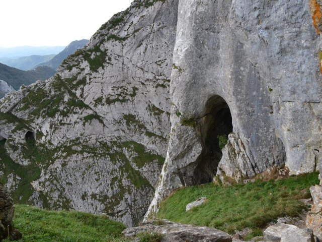 Entrada cueva de Mari